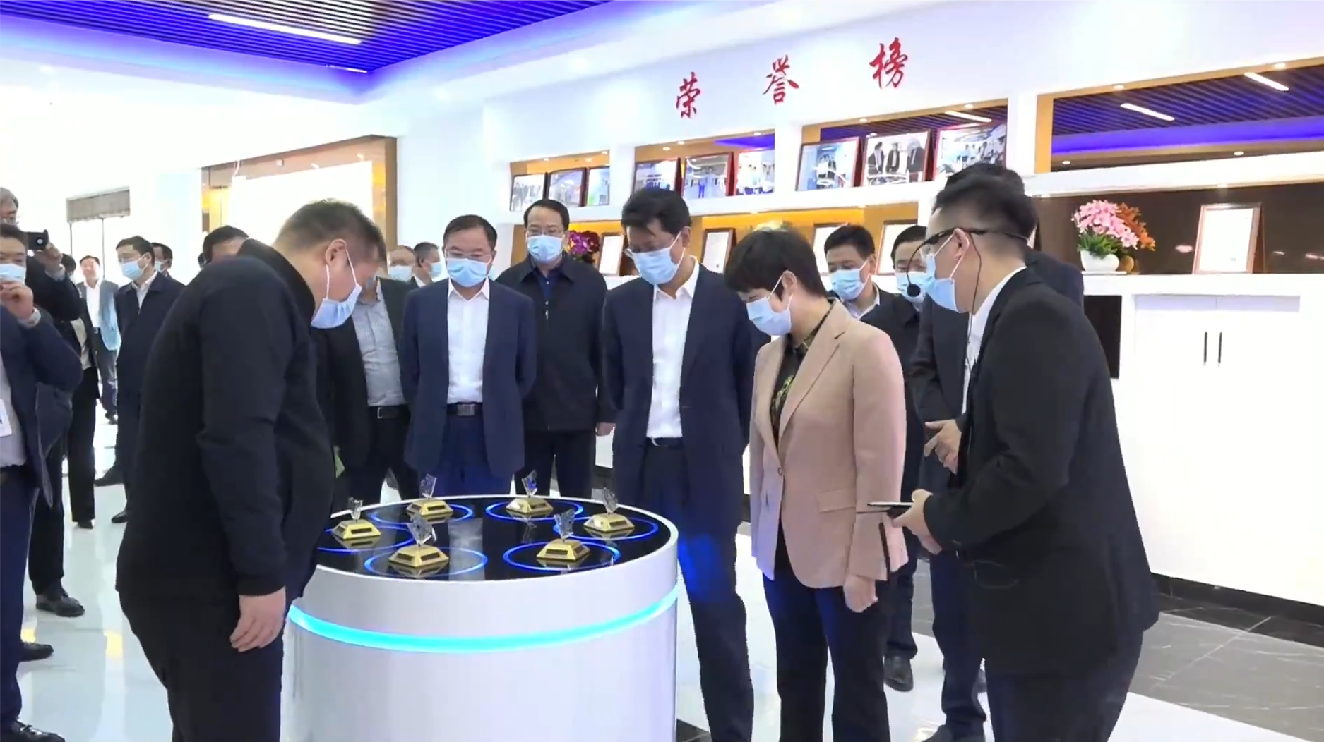 揚州市委書記張寶娟，市長王進健蒞臨我司參觀。